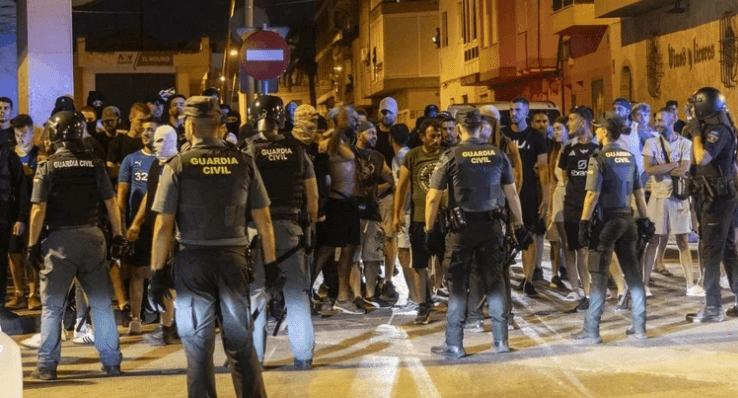 Rivolte e tensione a Torre Pacheco dopo il brutale attacco a un anziano