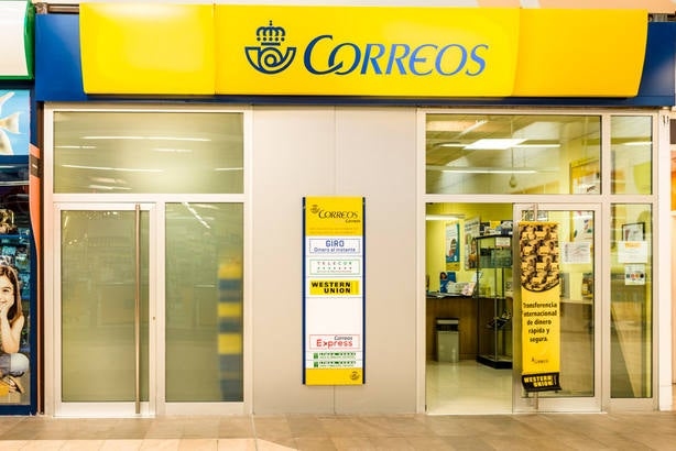 Correos temporarily suspends shipments of low-value packages to the United States and Puerto Rico due to tariffs.