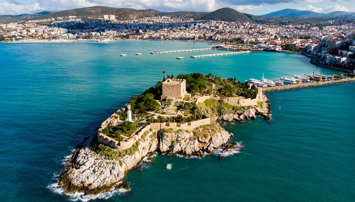 Kuşadası, cennet gibi plajlar ve geçmiş zamanların anıları arasında keşfedilecek Türk şehridir