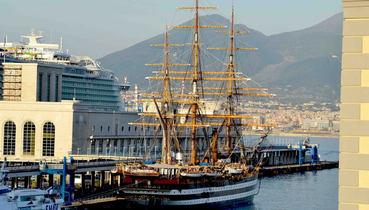 Nápoles se despide del Amerigo Vespucci: historia, emoción y cultura en el muelle