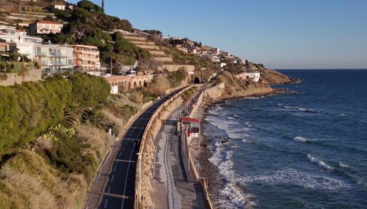 La Riviera Ciclista, que bordea el mar, es el mejor carril bici de Italia 2025