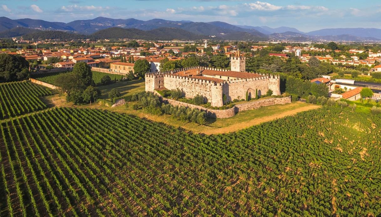 Wat te zien in Franciacorta, een land dat wijngaarden, oude dorpjes en ansichtkaartuitzichten bewaart
