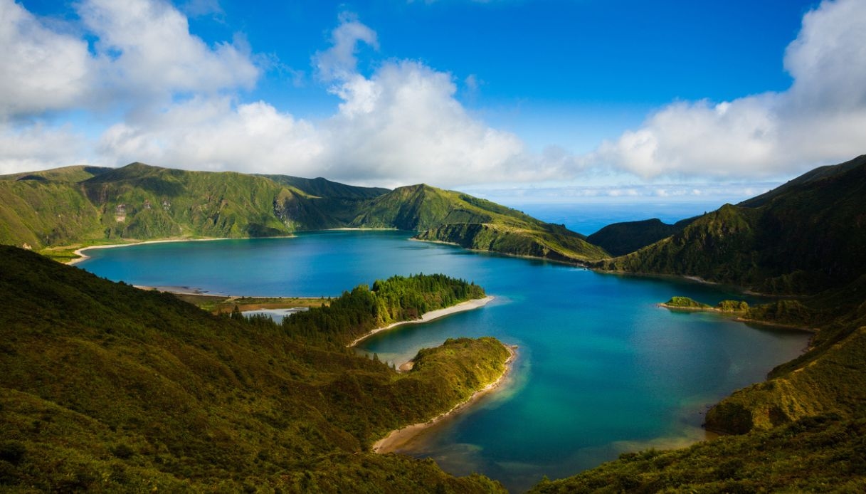 Lagoa do Fogo, le lac cristallin caché dans un stratovolcan