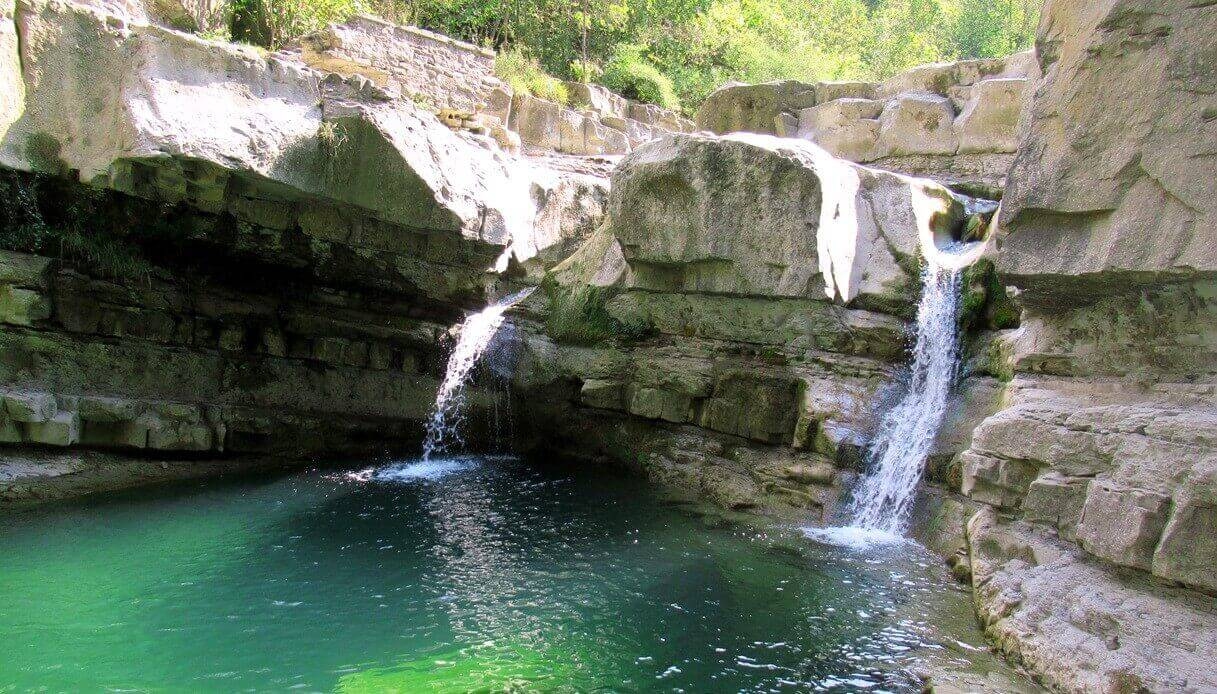 Romagna, le meraviglie acquatiche di Premilcuore: le Grotte urlanti e la Cascata della sega