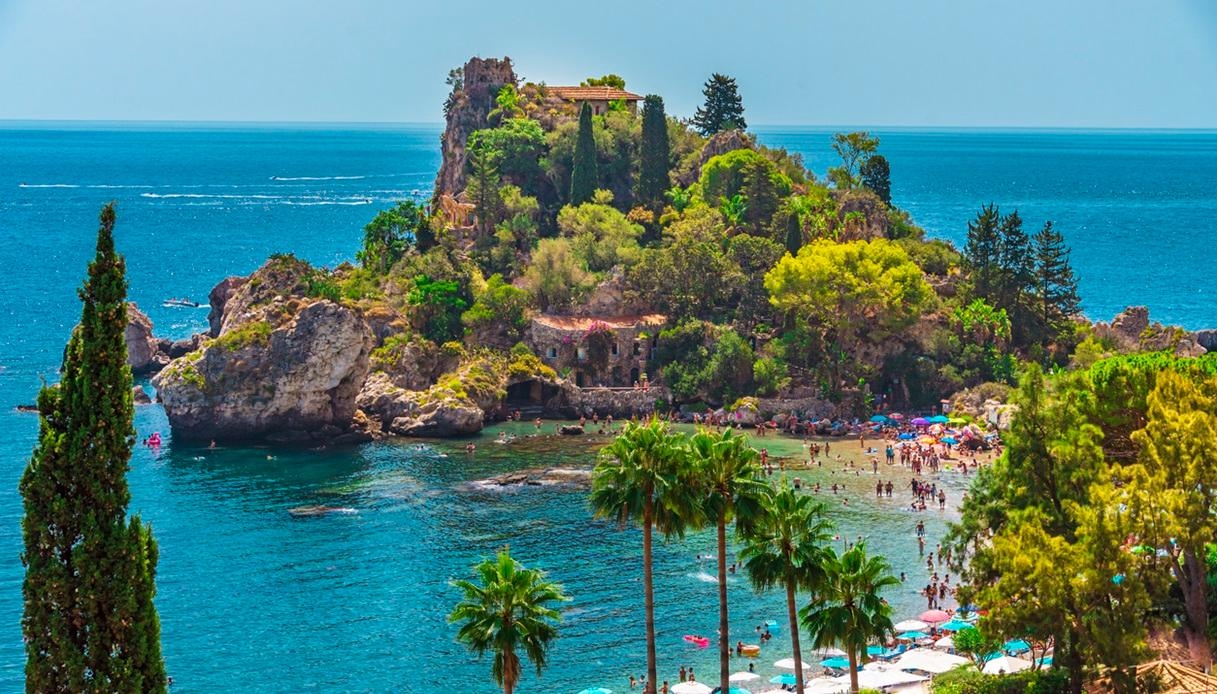 Isola Bella de Taormina, la perle sicilienne qui se transforme au gré des marées