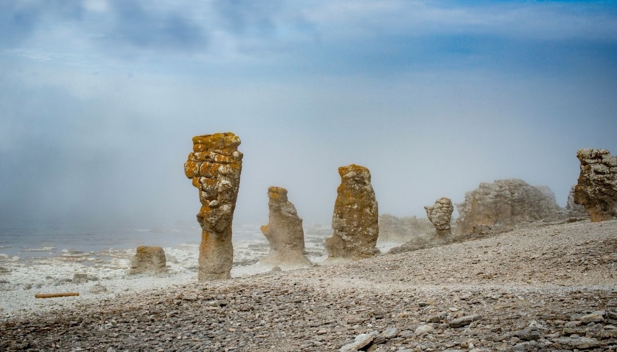 Les Monolithes de Gotland, entre brumes ancestrales et secrets gravés dans la pierre