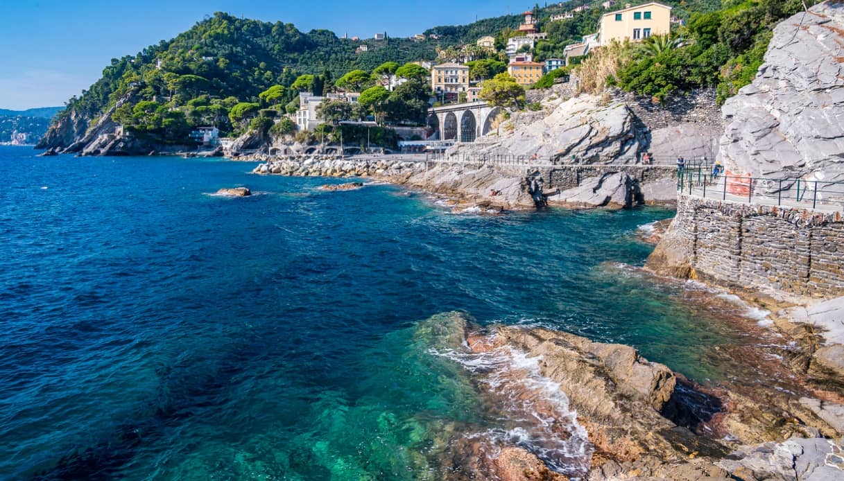 Zoagli, in this village there is a walk in the rock on a dream sea