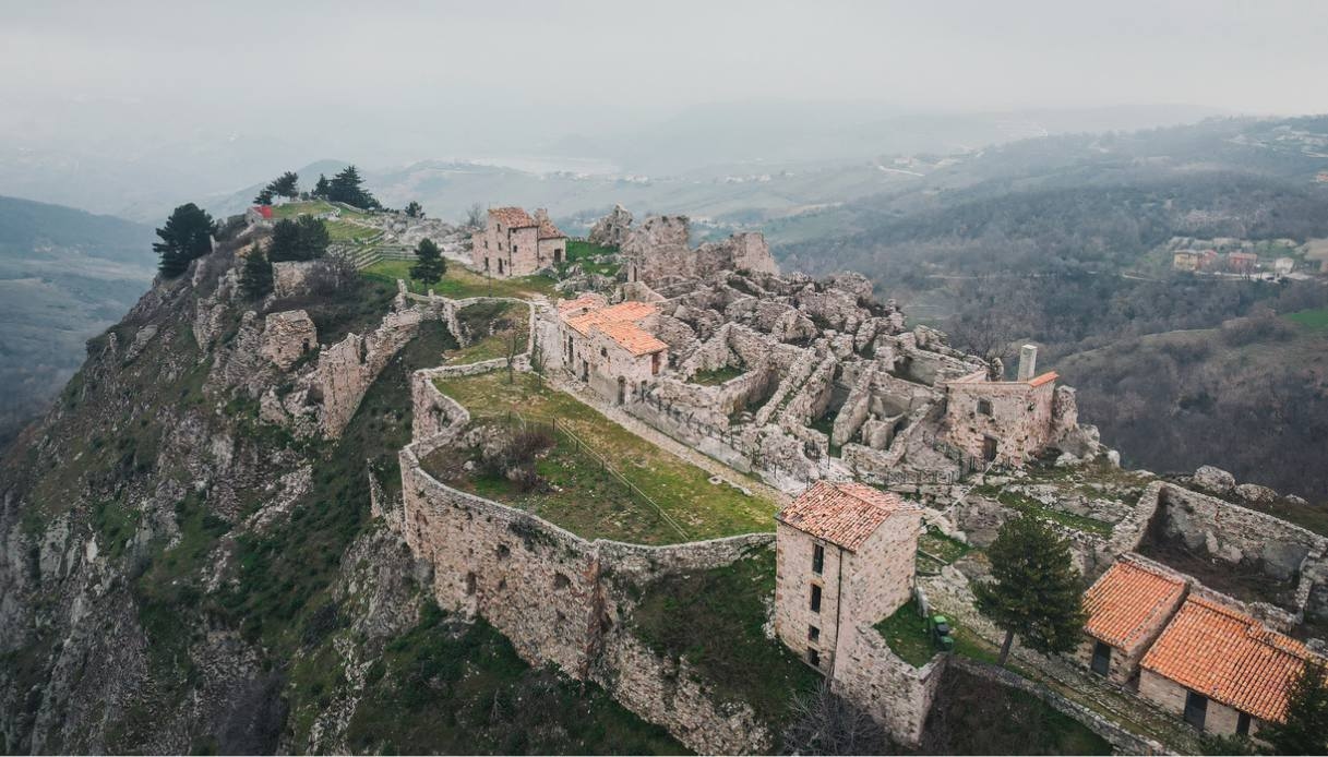 Tra le strade di Gessopalena Vecchia: un viaggio tra passato e silenzio