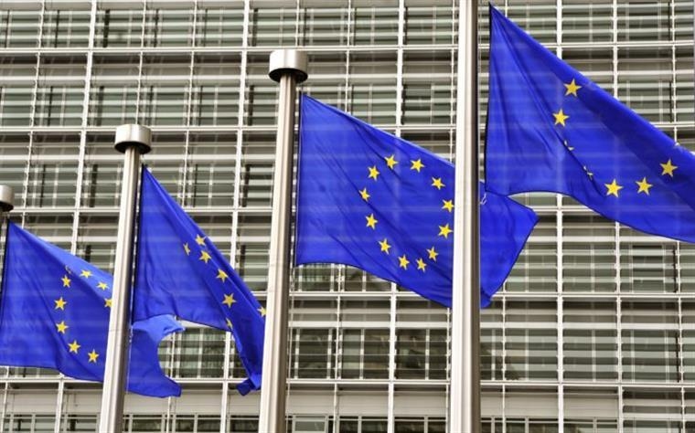 Brüssel sieht Portugal weniger wachsen und spricht von einem Defizit im Jahr 2026