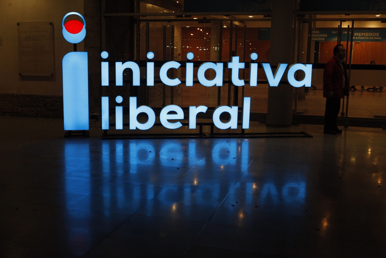 Liberal Girişim. Meclis üyeleri baskı ortamında bir araya geliyor