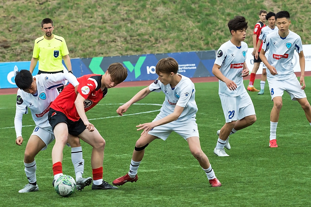 Times de futebol da ilha abrem torneio invadindo portões adversários