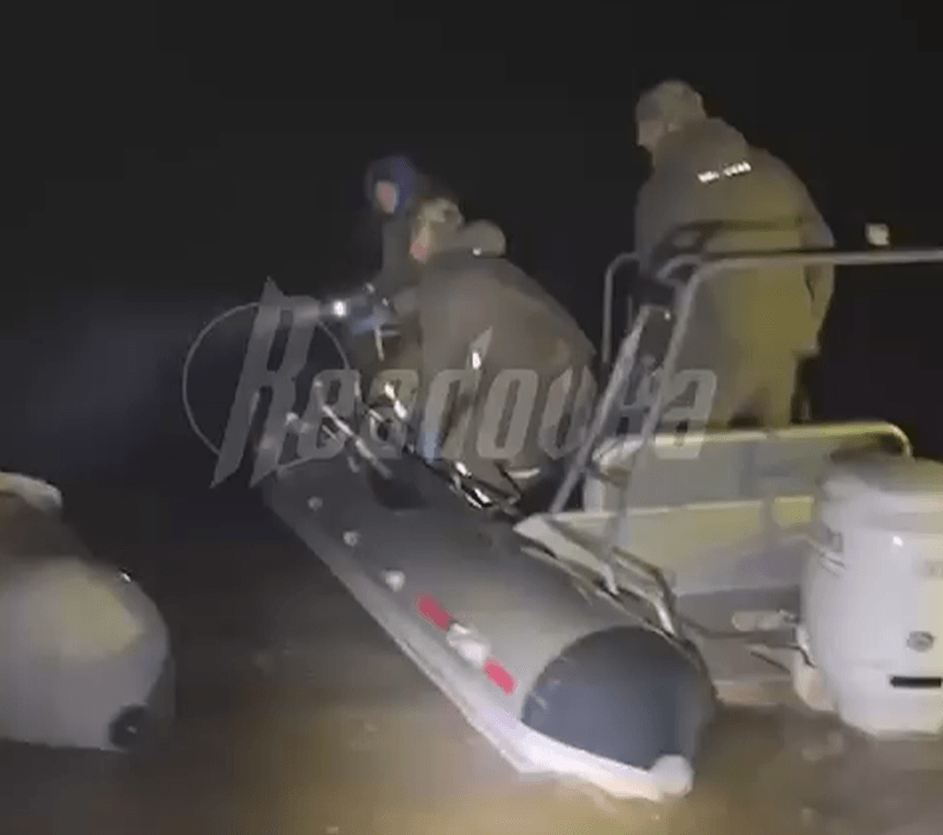 Встреча рыбинспектора с браконьерами на реке Поронай вылилась в водное сражение