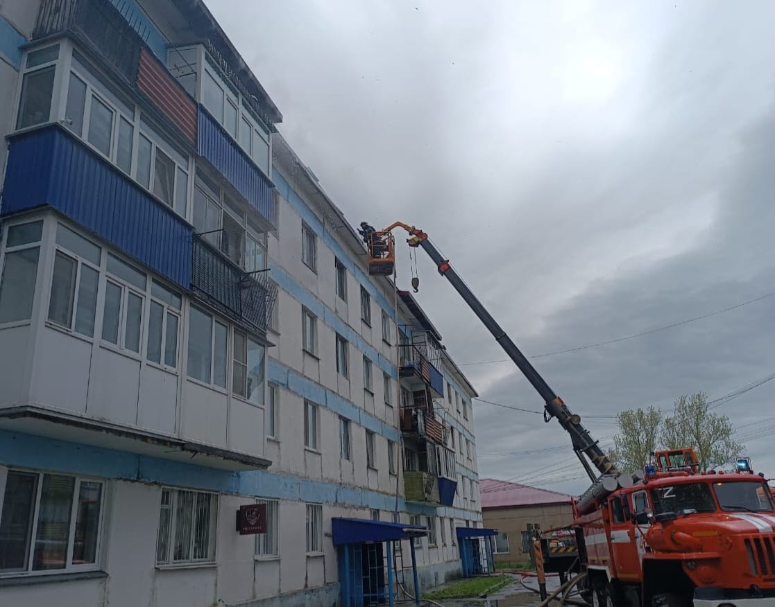 Aleksandrovsk-Sakhalinsky'deki apartman binasının yangından zarar gören çatısı onarım için hazırlanıyor