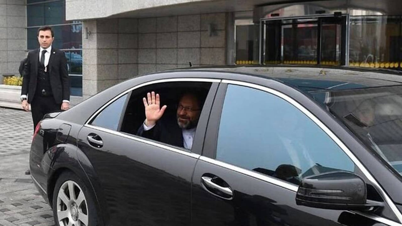De sergeant kijkt niet naar de voorkant van het voertuig waarin de paus rijdt