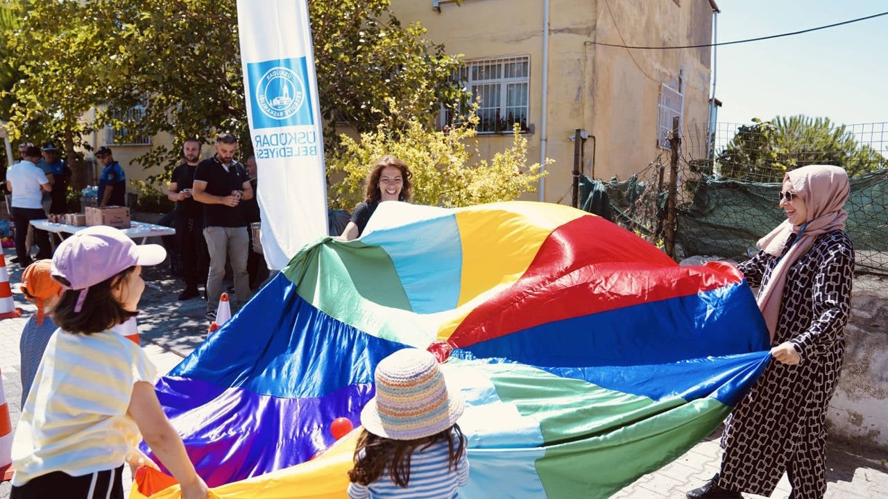 I bambini giocano per le strade di Üsküdar