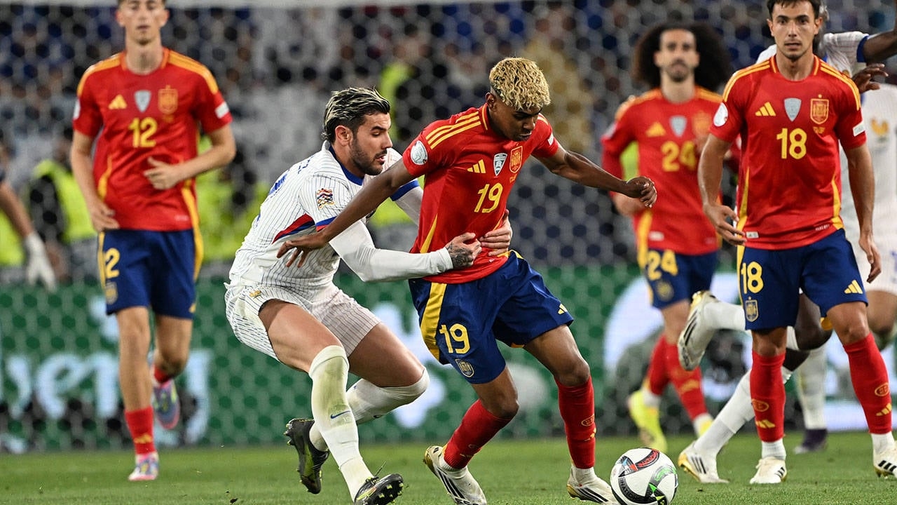 Spanien gewann das Spiel mit 9 Toren