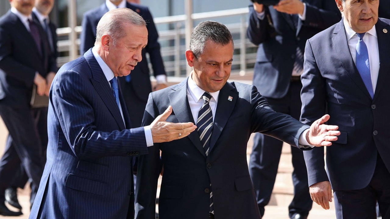 What does Erdoğan want from Özel?