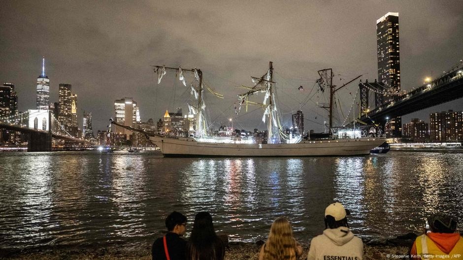 Yelken eğitim gemisi New York'taki Brooklyn Köprüsü'ne çarptı