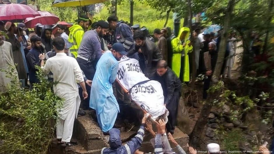 Hundreds dead in flash floods in Pakistan