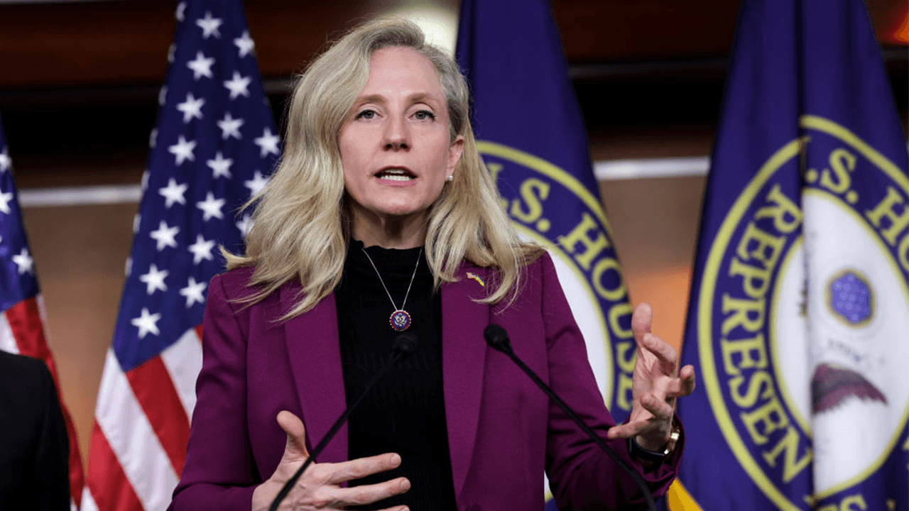 Spanberger, Jay Jones'un yarıştan çekilmesi yönündeki çağrıyı reddetti, 'iki kurşun' mesajlarının ardından soruları geçiştirdi