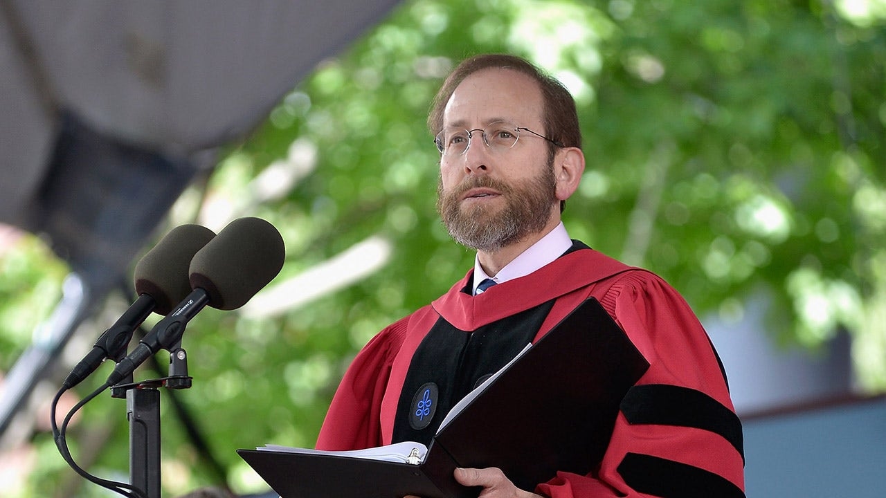 President van Harvard University krijgt 25% salarisverlaging vanwege bevriezing financiering Trump-regering