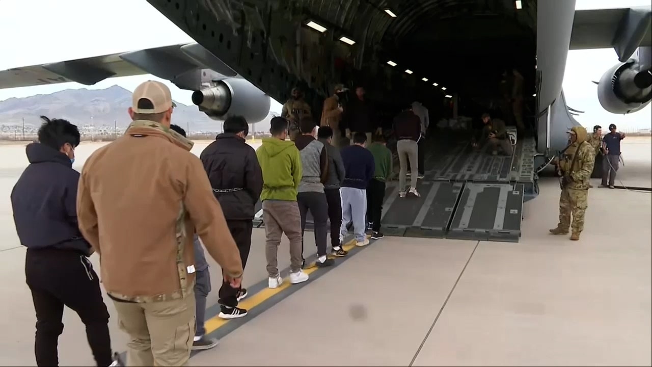 Un giudice sostiene la richiesta di espulsione di 8 migranti illegali avanzata dall'amministrazione Trump dopo che un altro giudice l'ha bloccata.