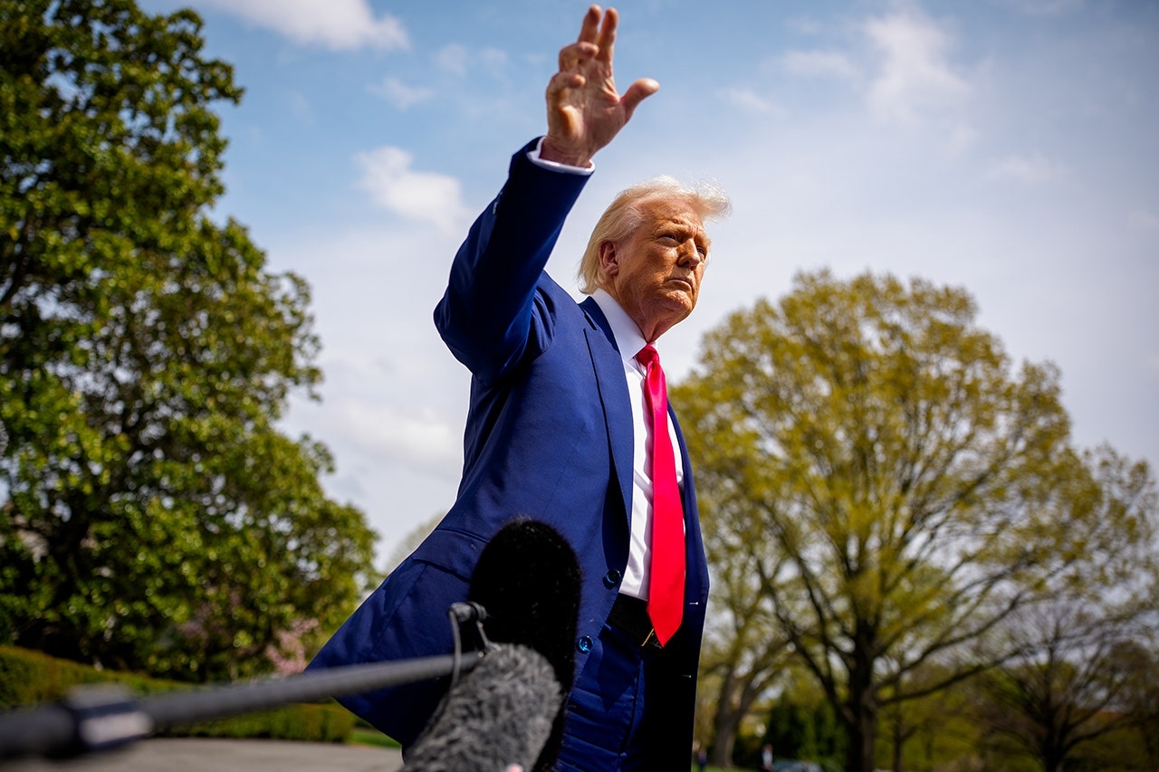 Trump, Salgın ve 'Delilerle Mücadele' Nedeniyle Muhabiriyle Gümrük Vergileri Konusunda Çatıştı