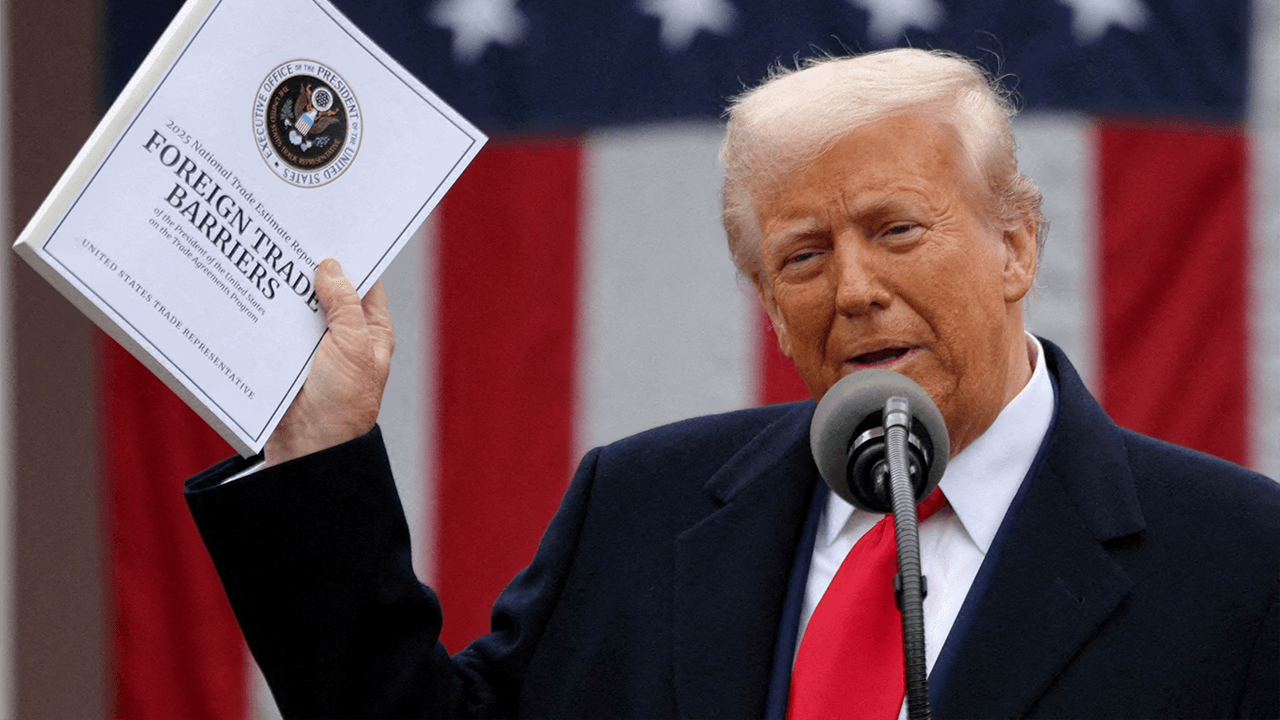 Il piano tariffario di Trump rischia un futuro incerto mentre si intensificano le battaglie legali