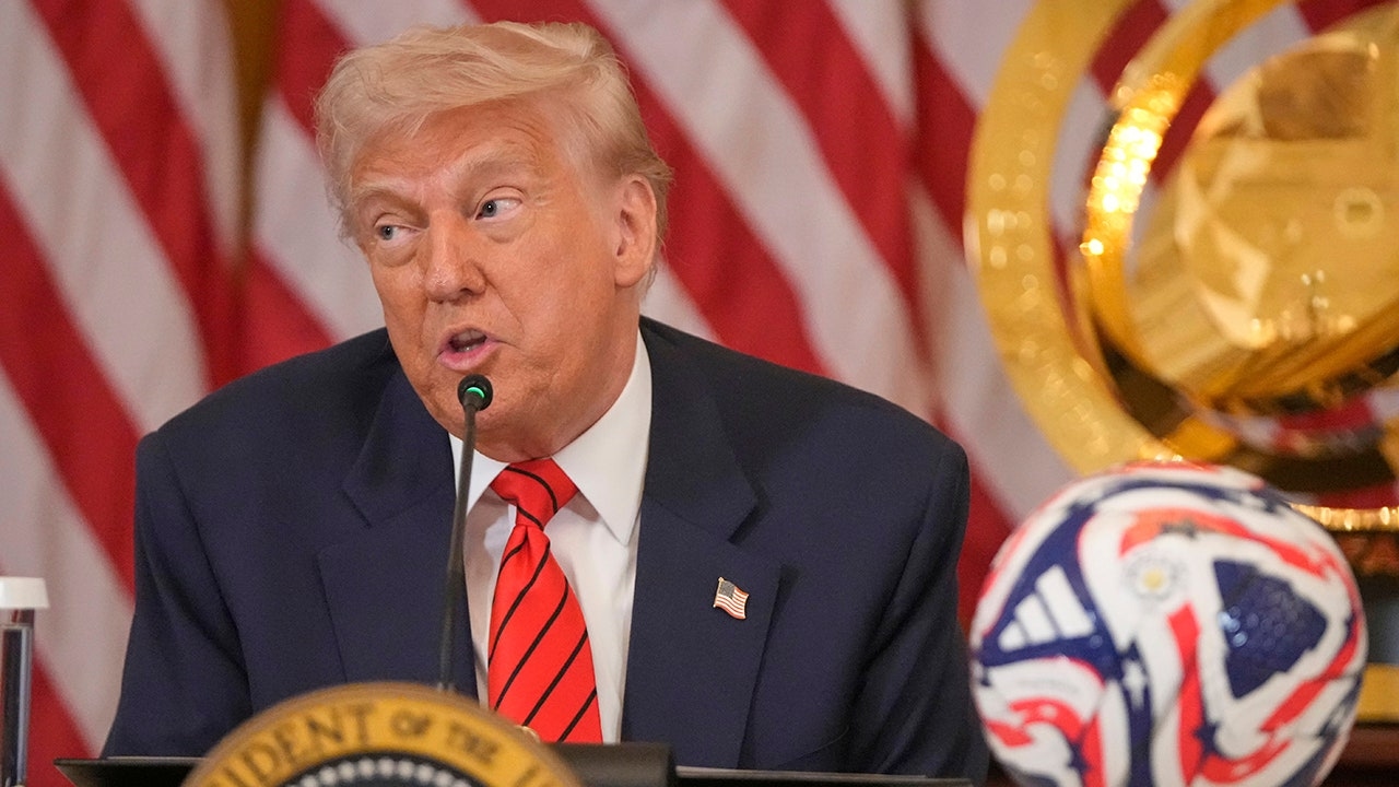 Governo Trump prevalece enquanto tribunal de apelações suspende decisão de tribunal inferior que bloqueia tarifas contestadas