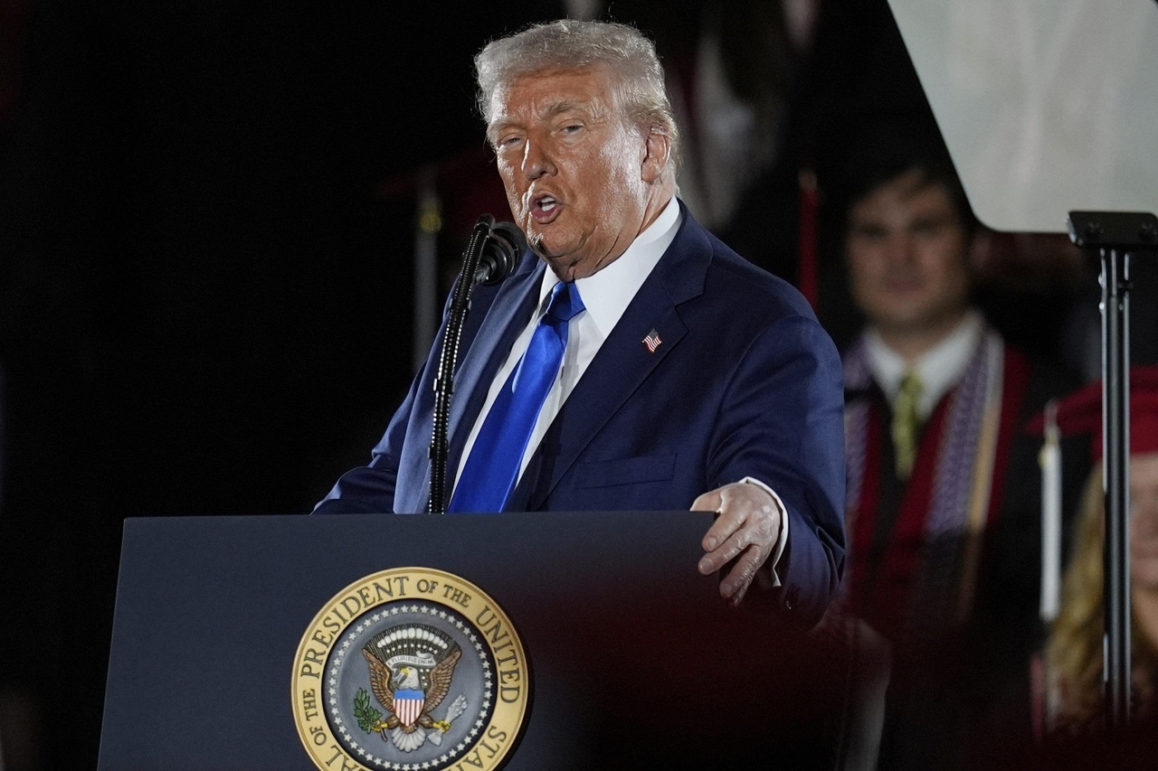Trump critica a los tribunales por interferir con el trabajo y pregunta cómo se puede dar el debido proceso a los inmigrantes ilegales.