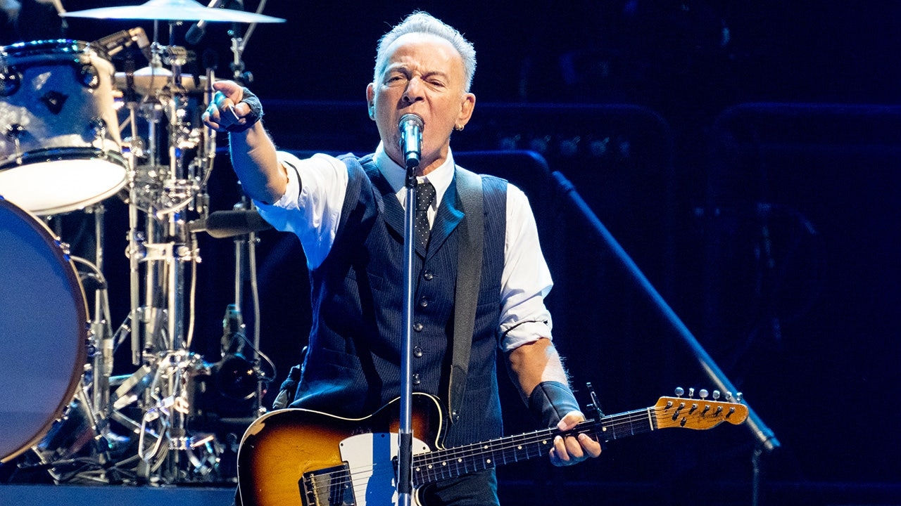 Bruce Springsteen ignora pregunta sobre disputa con Trump mientras firma autógrafos (video)