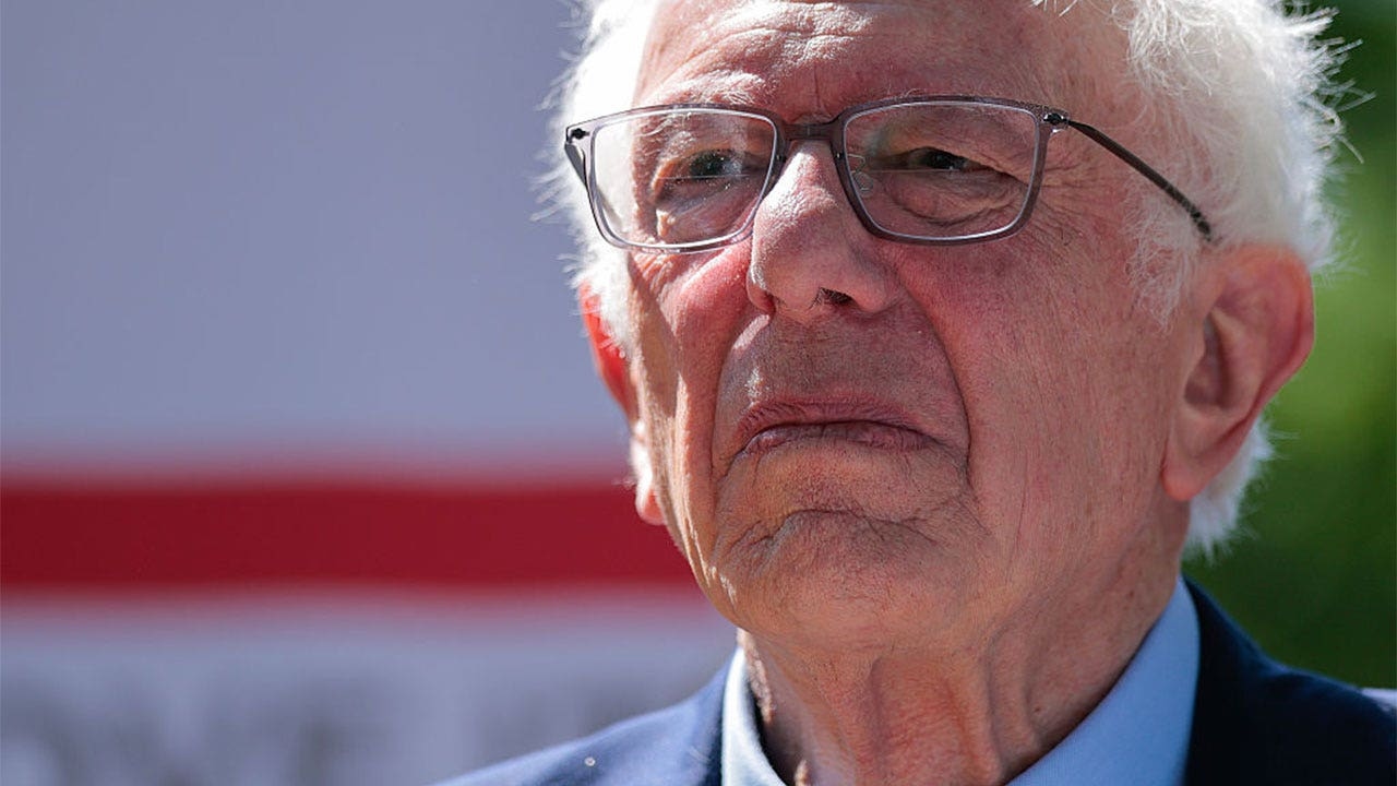 El senador Bernie Sanders pide a RFK Jr. que renuncie tras la salida de funcionarios de los CDC.