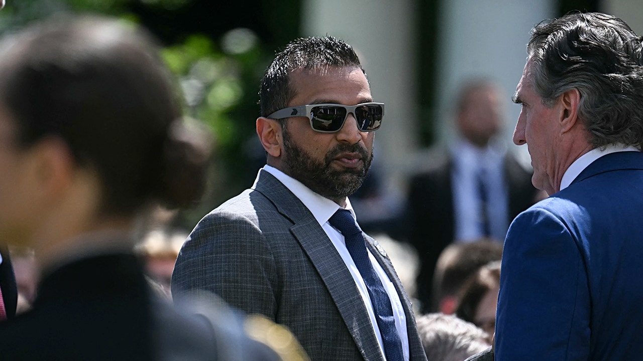 Kash Patel steekt 'complottheorieën' over Bondi-ruzie in brand te midden van MAGA-woede over Epstein-dossiers
