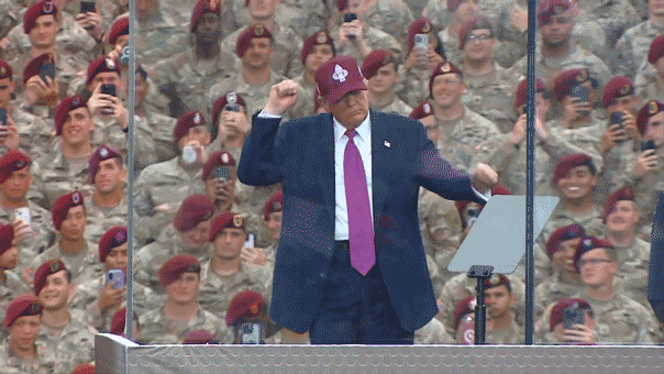Trump dança com soldados em Fort Bragg enquanto multidão irrompe em cânticos patrióticos de "EUA"