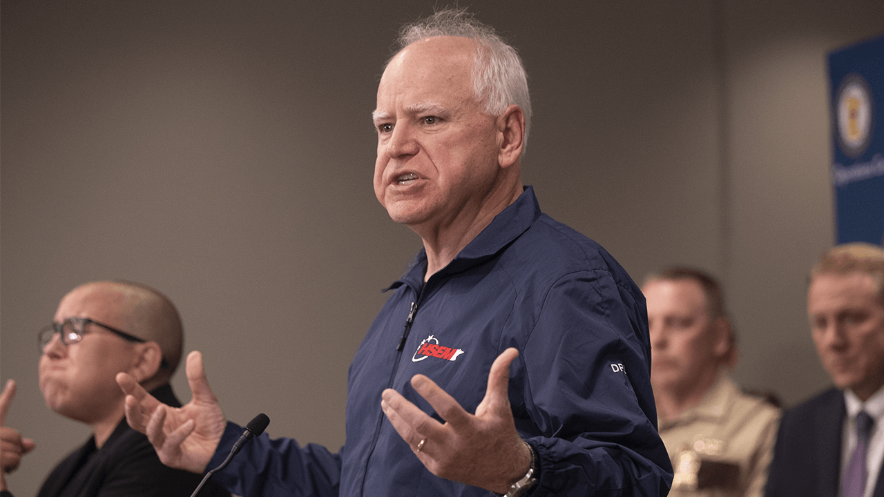 Tim Walz criticato per aver fatto spendere ai contribuenti del Minnesota 430.000 dollari in preparazione legale prima dell'udienza di Hill