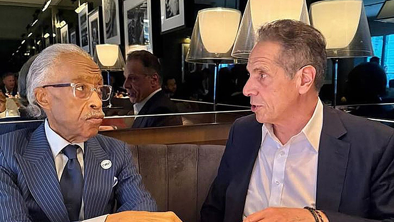 Andrew Cuomo fa colazione con il reverendo Al Sharpton mentre è in svantaggio rispetto a Mamdani nella corsa a sindaco di New York