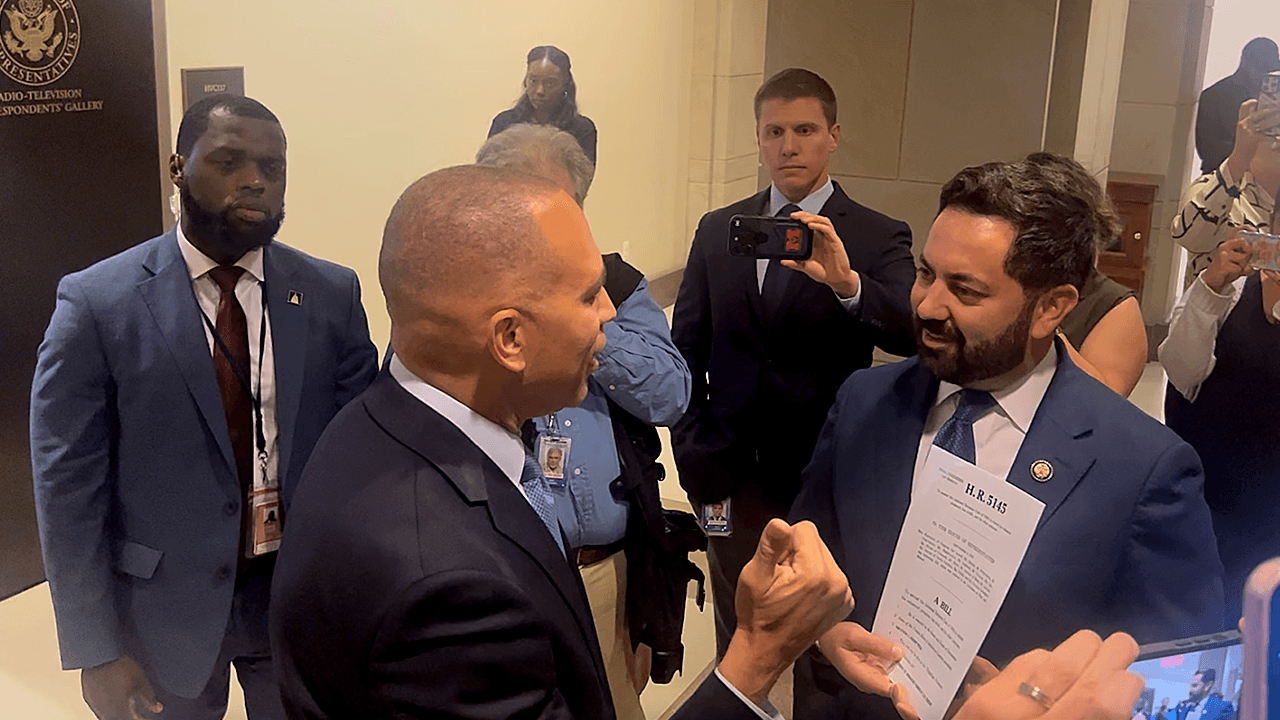 Jeffries zegt tegen Lawler dat hij 'zijn mond moet houden' nu de sluiting tot confrontaties op Capitol Hill leidt