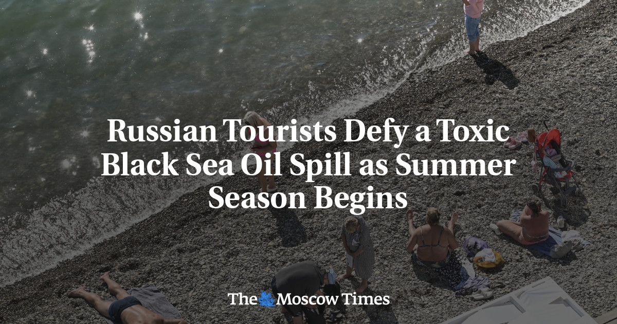 Turistas rusos desafían un derrame de petróleo tóxico en el Mar Negro al comenzar la temporada de verano
