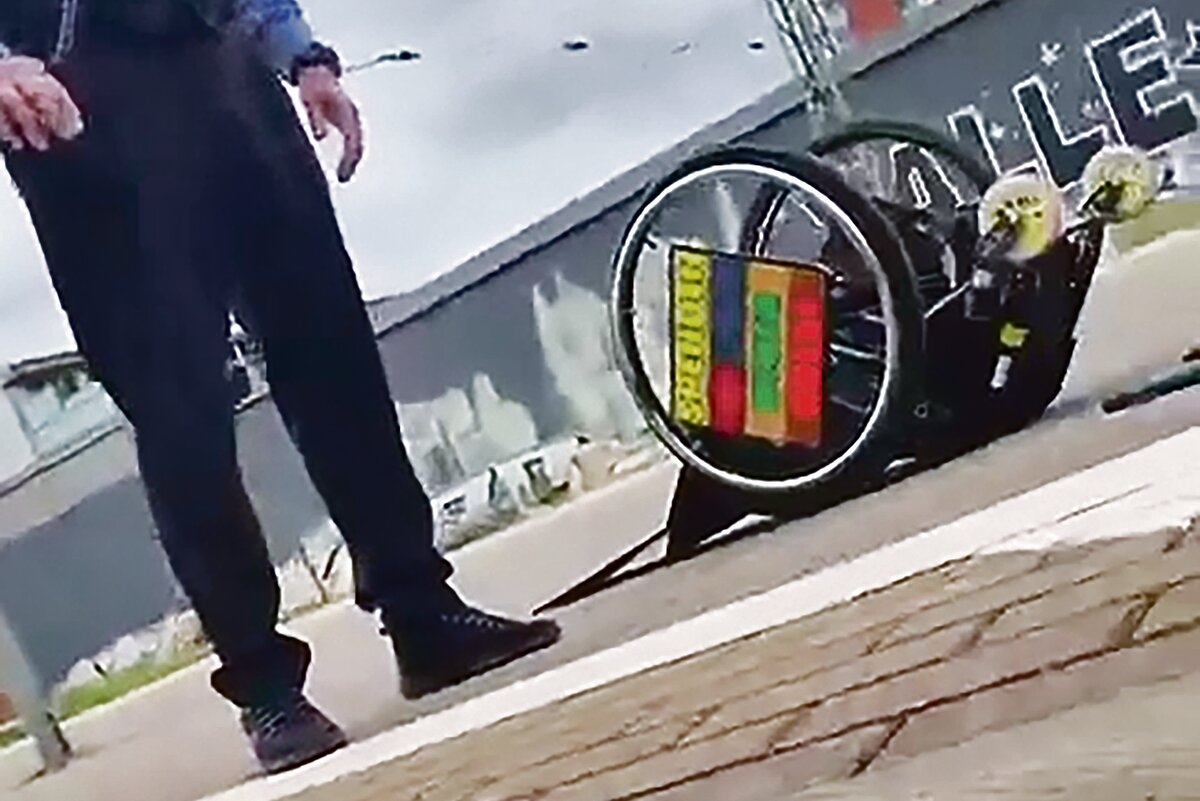 Discriminação no trem: Usuário de cadeira de rodas é arrastado para fora do trem