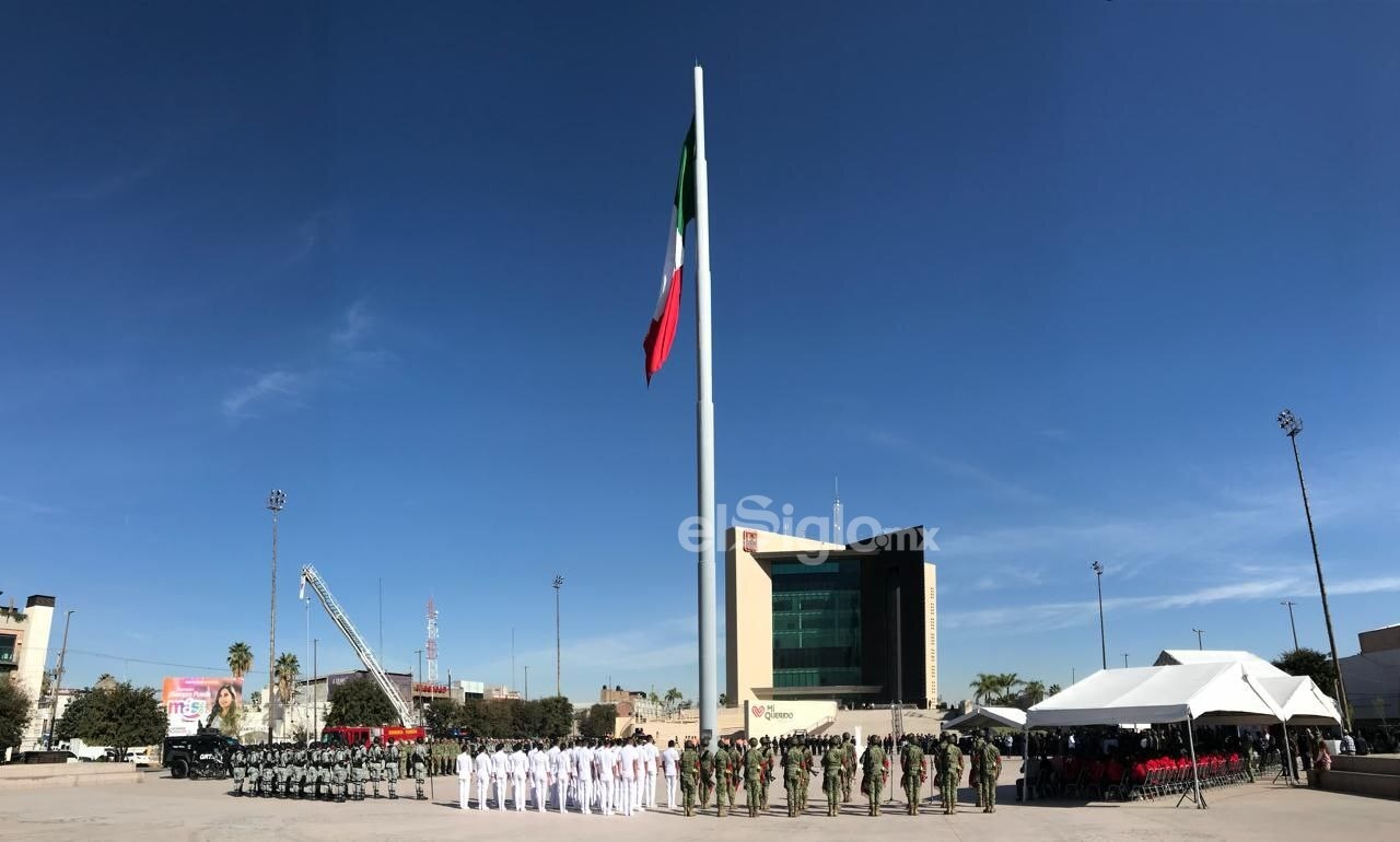 Dzień Flagi obchodzony jest na Plaza Mayor w Torreón