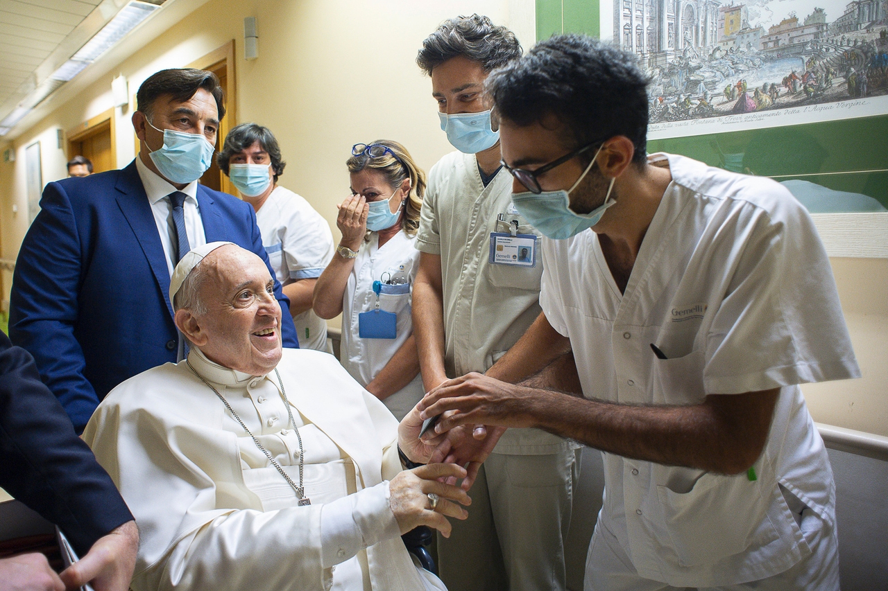 Paus Franciscus toont lichte verbetering. Wat onthulde de studie?