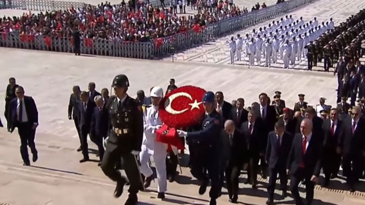 The same disrespect at Anıtkabir! They chanted "Erdogan" slogans at the ceremony.