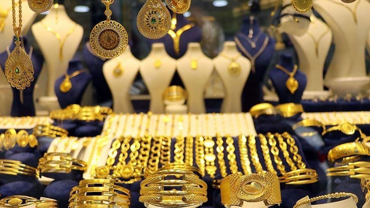 Gram gold reached a historic peak, and queues formed in front of jewelers.