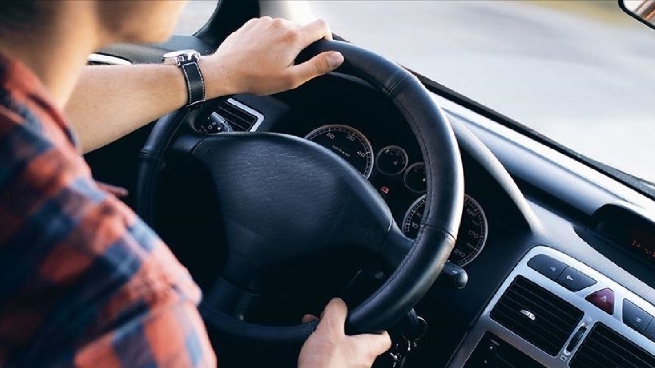 8 Dinge, die Sie bei Hitze nicht im Auto lassen sollten! Sie werden schockiert sein, wenn Sie erfahren …