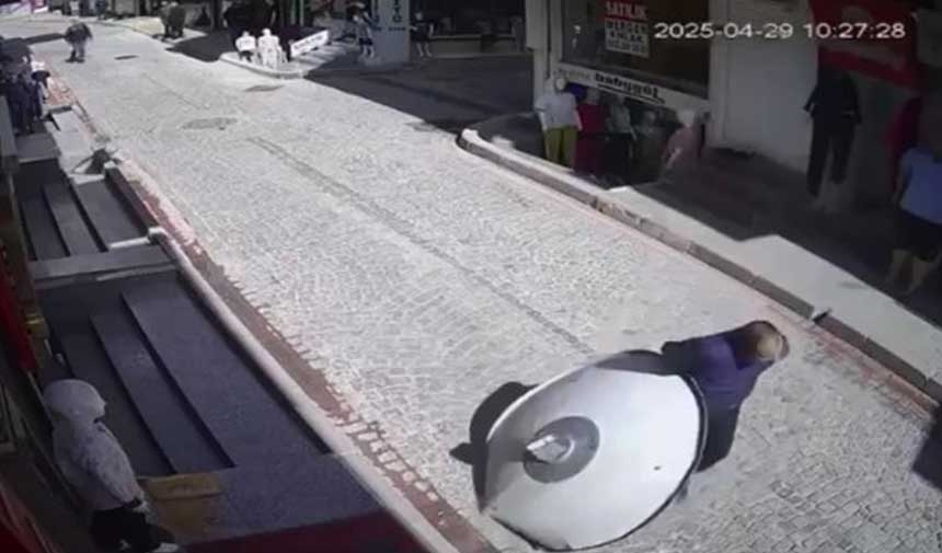 Gdy szedł ulicą, spadła na niego antena satelitarna