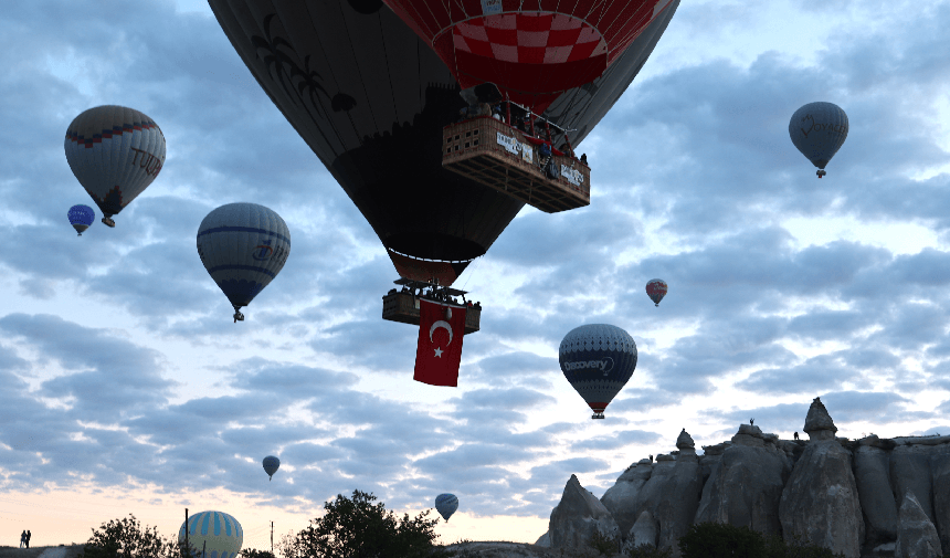 Des ballons avec des drapeaux turcs ont volé en Cappadoce
