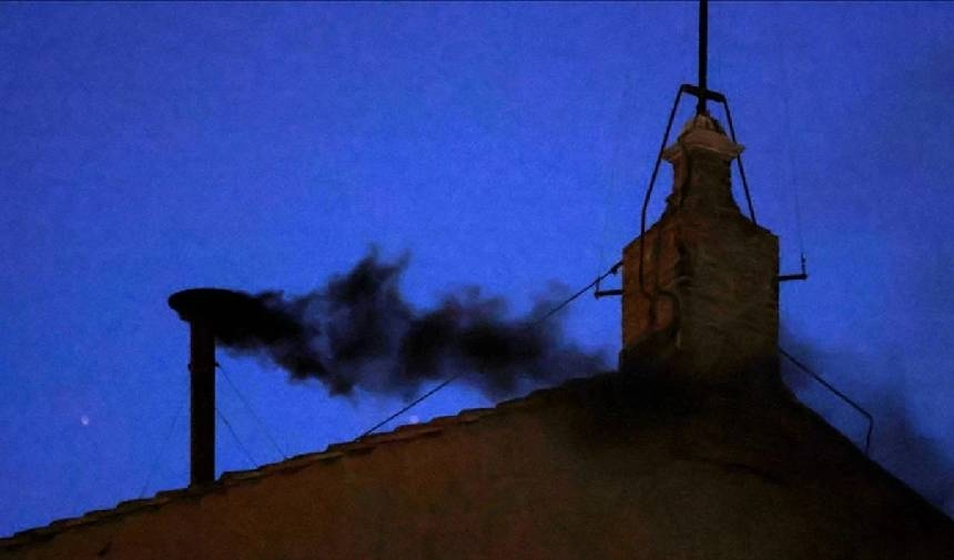 Fumée noire visible : le nouveau pape n'a pas été élu au premier tour au Vatican