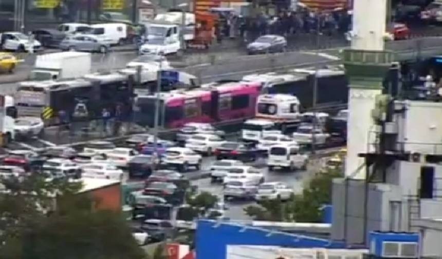 In Beylikdüzü zijn twee metrobussen met elkaar in botsing gekomen! Er zijn doden en gewonden