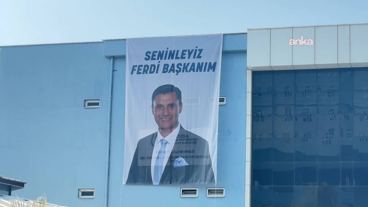 Er hing een spandoek aan de muur van het ziekenhuis waar Ferdi Zeyrek verbleef