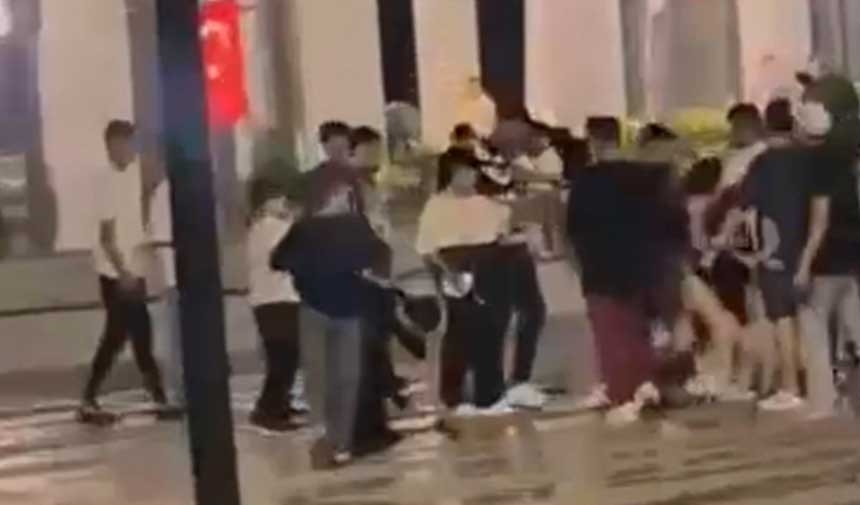 Anne ile iki kızını ve onlara yardım eden kişiyi sokak ortasında bıçakladı